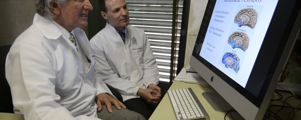 Antioquia University's Neurobanco coordinator, Colombian doctor Carlos Villegas (R), and Neurosciencia Group coordinator Colombian doctor Fransisco Lopera, at the laboratory in Medellin, Antioquia department, Colombia. File photo - Sputnik International