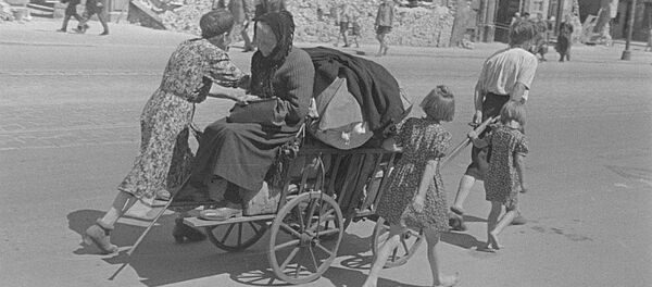 Man repairs bicycle tube - women get water in Wells on the street Man repairs bicycle tube - women get water in Wells on the street - Sputnik International