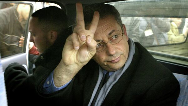 Palestinian presidential candidate Mustafa Barghouti, flashes the victory sign as he is taken into a car by Israeli police after being detained. File photo - Sputnik International