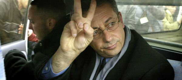 Palestinian presidential candidate Mustafa Barghouti, flashes the victory sign as he is taken into a car by Israeli police after being detained. File photo - Sputnik International