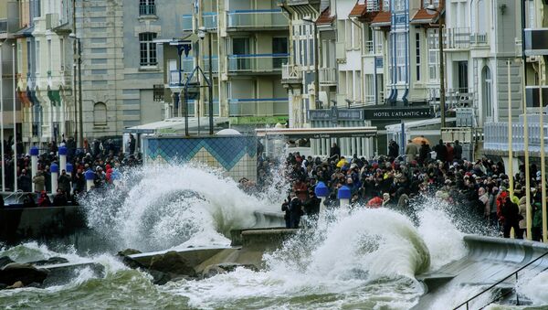 People gather to watch waves breaking on the dyke on March 21, 2015 in Wimereux, northern France - Sputnik International