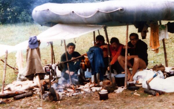 Sergei Lavrov on a picnic. (Photo from the author's archive) (Cropped image.) - Sputnik International