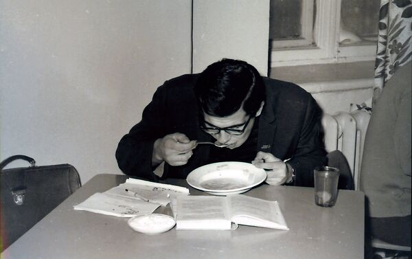 Sergei Lavrov in a university cafeteria. Photo from the photographer's archive. - Sputnik International