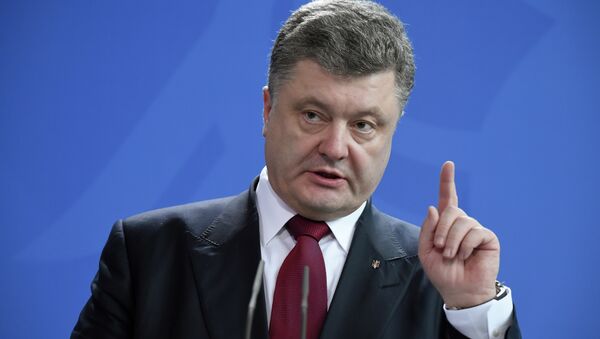 Ukrainian President Petro Poroshenko gestures as he gives a joint press conference with the German Chancellor (not in picture) on March 16, 2015 at the Chancellery in Berlin - Sputnik International