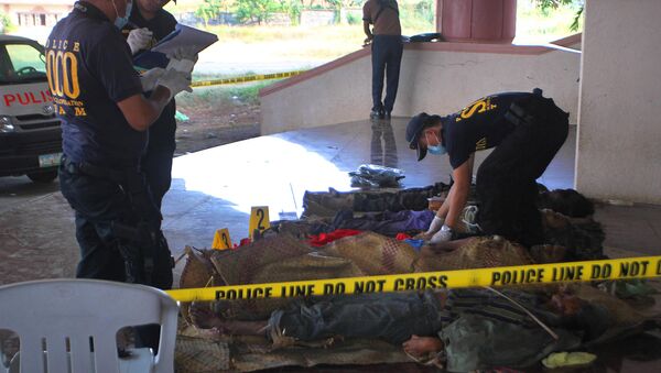 This photo taken on March 8, 2015 shows police investigators looking at dead bodies of alleged Bangsamoro Islamic Freedom Fighters (BIFF) - Sputnik International