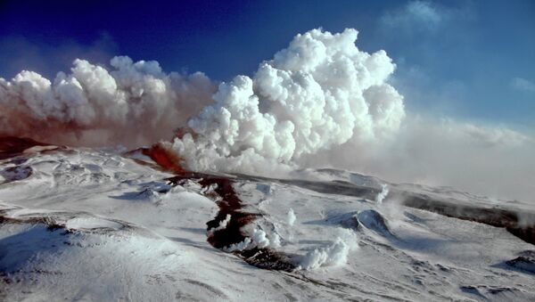 The Plosky Tolbachik Volcano erupts on the Kamchatka Peninsula - Sputnik International