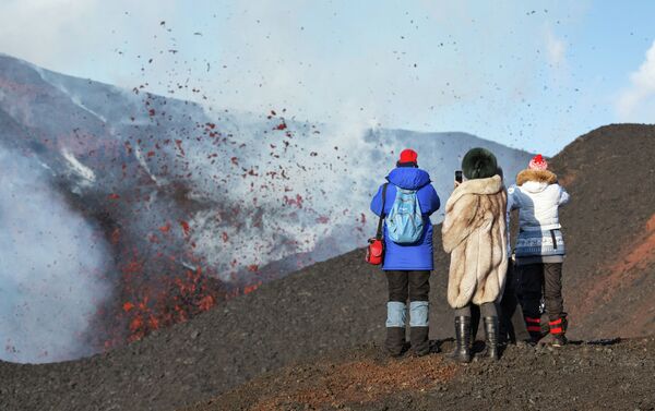 Women photograph a side breakthrough eruption of Plosky Tobalchik volcano in Kamchatka - Sputnik International