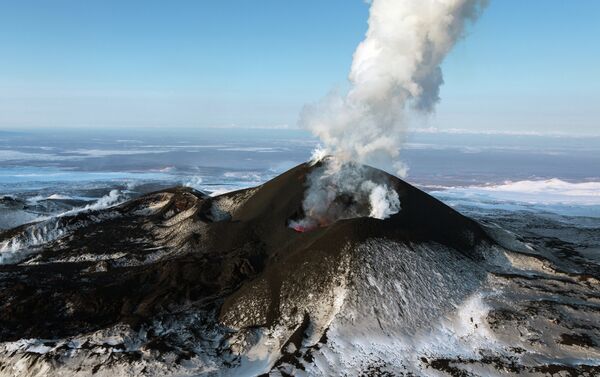 A side breakthrough eruption of Volcano Plosky Tolbachik in Kamchatka - Sputnik International