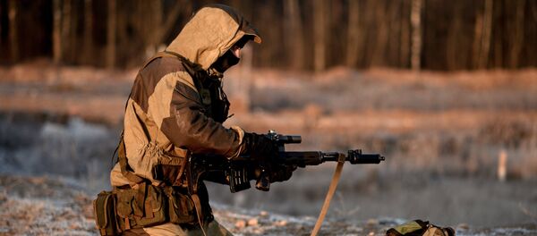 A member of a Special Rapid Response Unit practices before going on a mission in Dagestan - Sputnik International