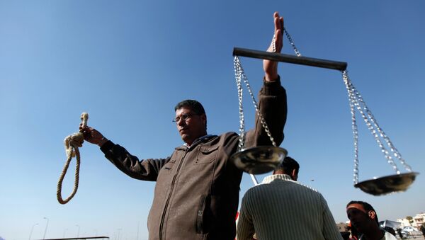 An Egyptian anti-Mubarak protester demonstrates outside a courtroom in Cairo, Egypt, Monday, Jan. 9, 2012 - Sputnik International