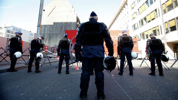 Riot police wait at a roadblock outside of an EU summit in Brussels - Sputnik International