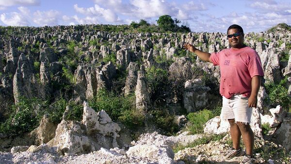 Peter Akubor shows off the moonscape of limestone pinnacles in Nauru, 11 September 2001, where the 521 mainly Afghan refugees who have been refused entry into Australia will be housed - Sputnik International