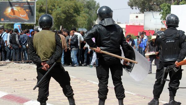 Tunisian riot police face residents of the southeastern Tunisian town of Ben Guerdane - Sputnik International
