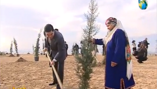 Turkmenistan's President Gurbanguly Berdymukhamedow plants a tree, in this screencap from national television. - Sputnik International