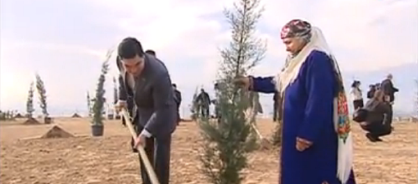 Turkmenistan's President Gurbanguly Berdymukhamedow plants a tree, in this screencap from national television. Turkmenistan's President Gurbanguly Berdymukhamedow plants a tree, in this screencap from national television. - Sputnik International