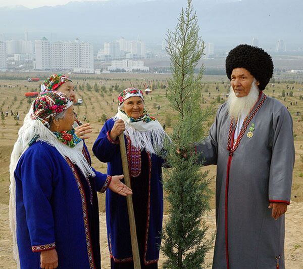 Ashgabat residents take part in the tree-planting campaign. Ashgabat residents take part in the tree-planting campaign. - Sputnik International