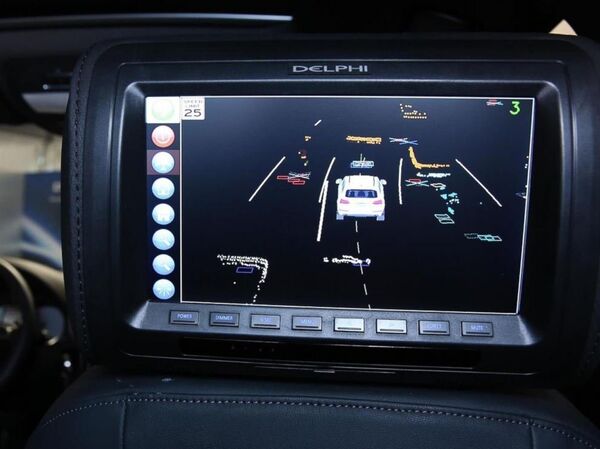 A screen inside Delphi's self-driving car showing obstacles around the car A screen inside Delphi's self-driving car showing obstacles around the car - Sputnik International