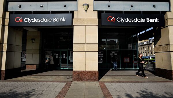 People walk past a branch of Clydesdale Bank in Edinburgh - Sputnik International