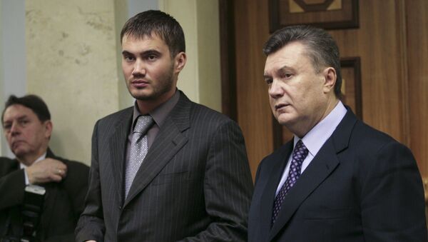 Ukrainian politician Viktor Yanukovich (R) and his son, also named, Viktor speak inside the parliament bulding in Kiev, December 2, 2008. - Sputnik International