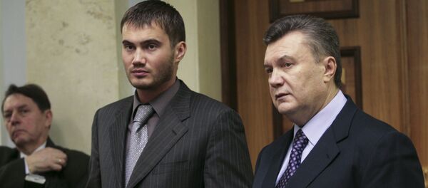 Ukrainian politician Viktor Yanukovich (R) and his son, also named, Viktor speak inside the parliament bulding in Kiev, December 2, 2008. - Sputnik International
