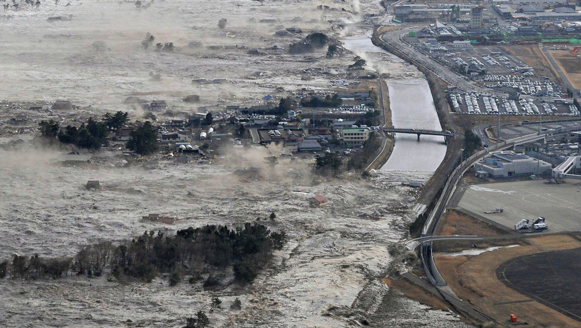 Волна прорыва и катастрофическое наводнение. ЦУНАМИ В Японии в 2011. Землетрясение и ЦУНАМИ В Японии в 2011 году. Сендай ЦУНАМИ.