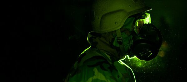 A soldier wearing a gas mask - Sputnik International