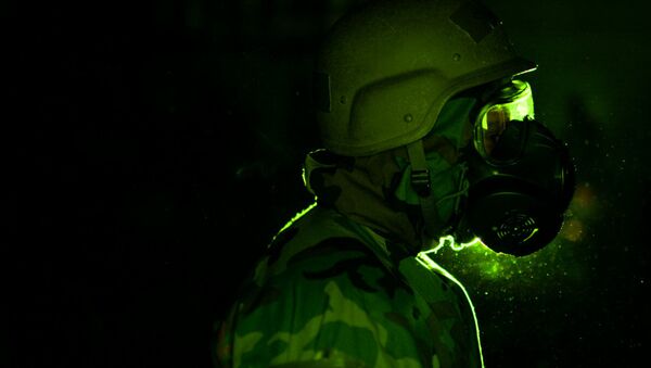 A soldier wearing a gas mask - Sputnik International