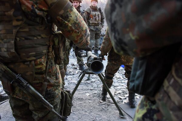 Fighters of the Azov Battalion prepare to fire an anti-tank weapon in the town of Shyrokyne on Sunday, March 23. - Sputnik International