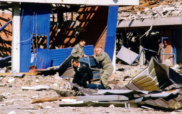 Workers clean the debris of a police training centre in Novi Sad, in the north of Yugoslavia 25 March 1999 which was destroyed during NATO air strikes, according to the official Yugoslav news agency, Tanjug. - Sputnik International