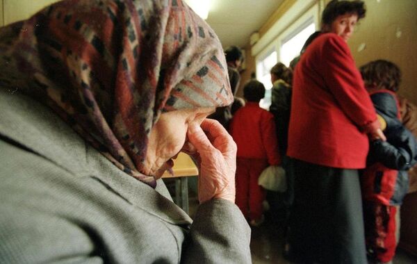 An old ethnic Albanian woman looks in pain as she arrives in Blace, at the border in Macedonia, 25 km north of Skopje, 27 March 1999, following NATO's air strikes against Yugoslavia. - Sputnik International
