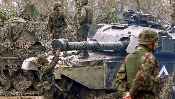 British 'tankers' from the fourth royal armoured brigade with Challenger tanks hold their position near Skopje airport 27 March 1999. - Sputnik International