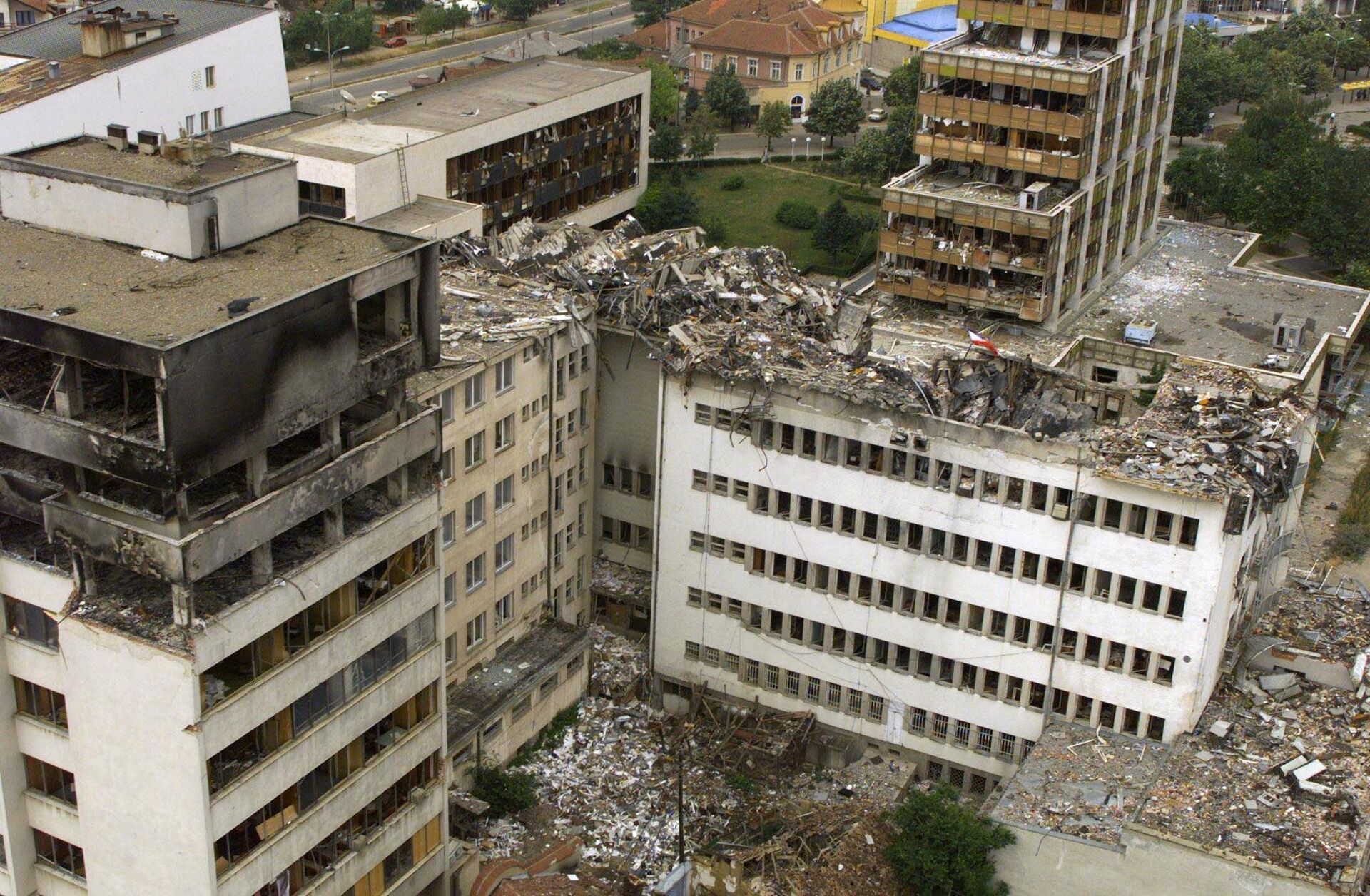 An aerial view taken 15 June 1999 of the Pristina central post office which was destoyed by NATO bombing. - Sputnik International, 1920, 27.02.2022