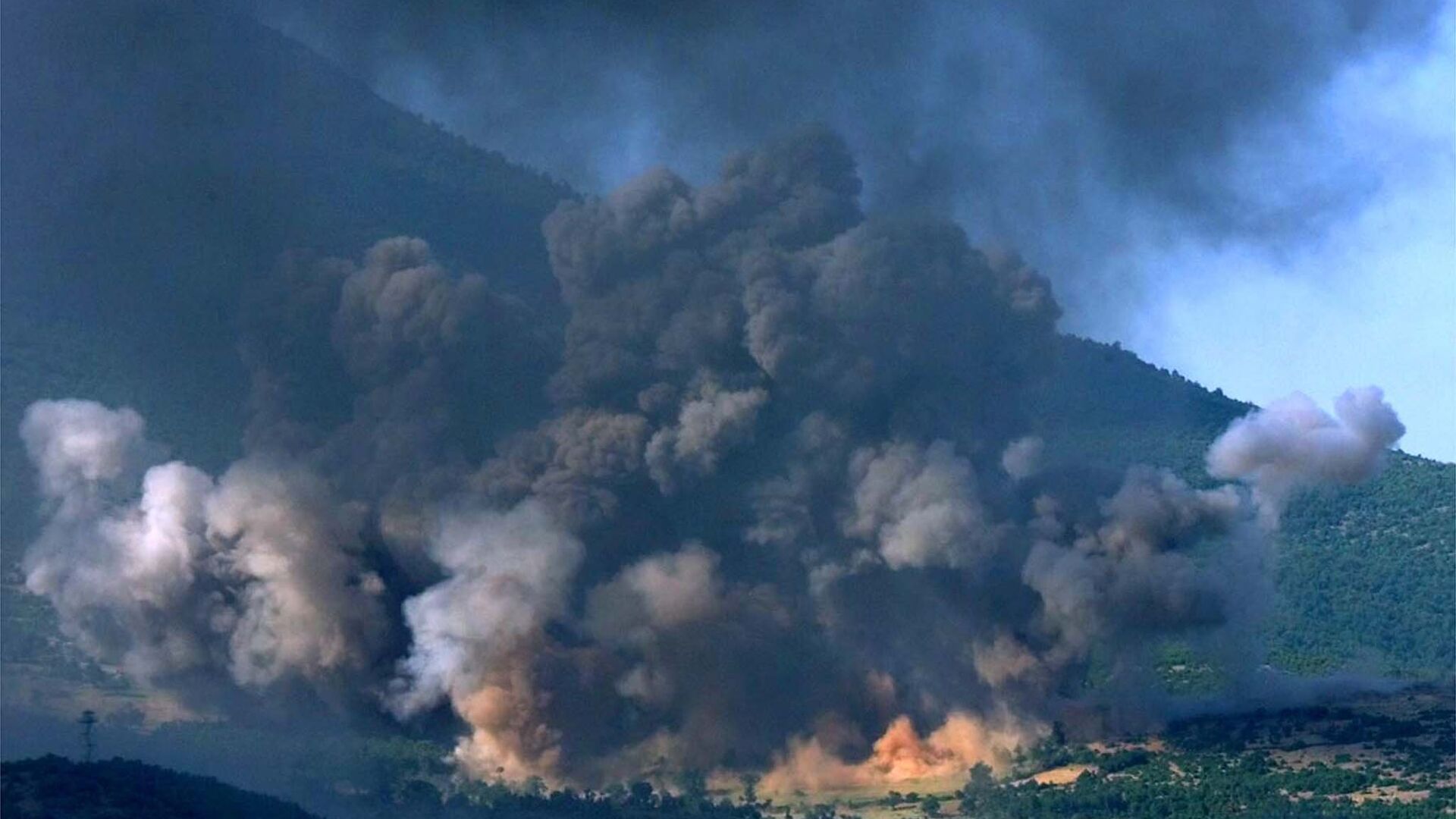 The Kosovo village of Gorozhubi comes under attack by U.S. B-52 bombers Sunday June 6 1999. - Sputnik International, 1920, 24.03.2022