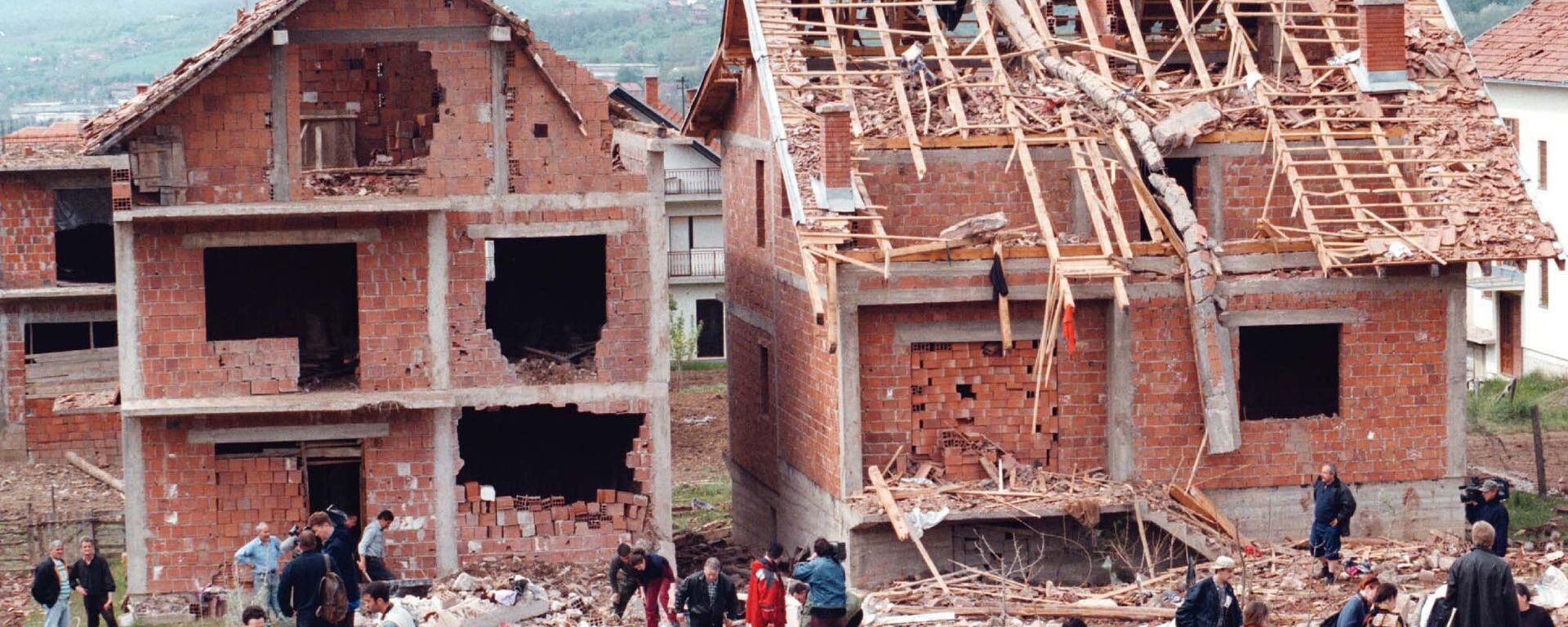 Serb civilians and reporters walk around a residential area damaged during a NATO attack on a neighboring army compound (300 kilometers south of Belgrade), Wednesday, April 28, 1999. - Sputnik International, 1920, 02.04.2019