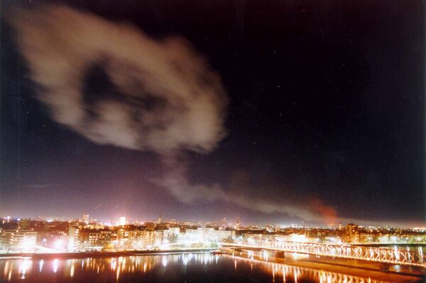 Smoke billows over the northern Yugoslav city of Novi Sad, some 70 kms. north of Belgrade after NATO air raids late Wednesday March 24, 1999. - Sputnik International