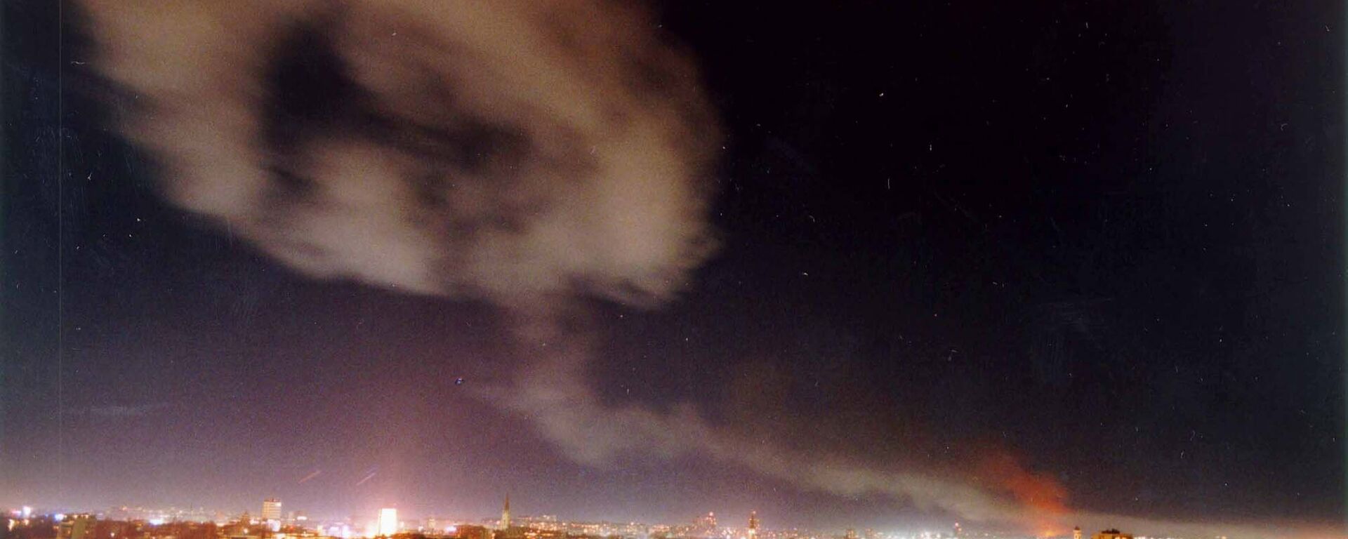 Smoke billows over the northern Yugoslav city of Novi Sad, some 70 kms. north of Belgrade after NATO air raids late Wednesday March 24, 1999. - Sputnik International, 1920, 10.10.2018