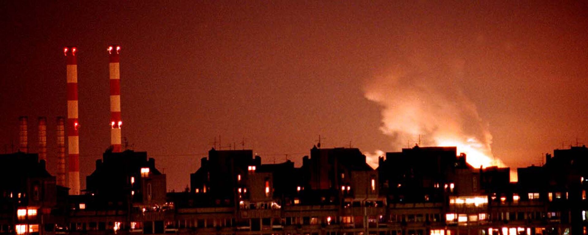 Flames from an explosion light up the Belgrade skyline near a power station after NATO cruise missiles and warplanes attacked Yugoslavia late Wednesday, March 24, 1999 - Sputnik International, 1920, 08.05.2019