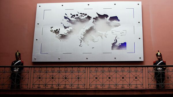 Soldiers stand next to a map of the Falkland Islands - Sputnik International