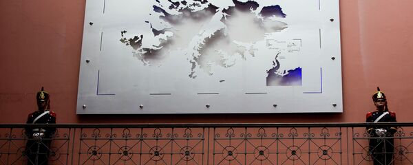 Soldiers stand next to a map of the Falkland Islands - Sputnik International