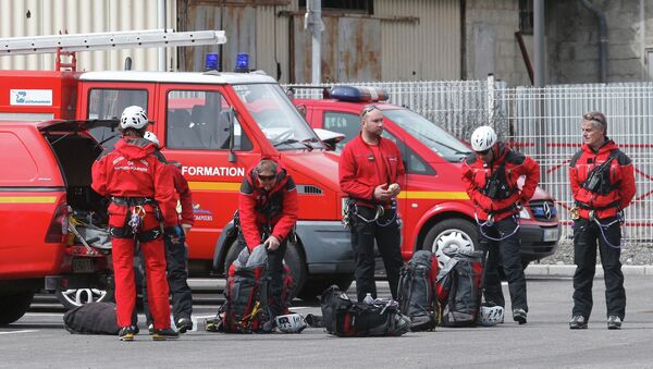 French firefighters prepare to take-off in Digne-les-Bains for the crash site of an Airbus A320, in the French Alps, March 24, 2015. - Sputnik International