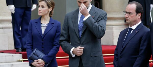French President Francois Hollande (R), Spain's King Felipe VI and his wife Queen Letizia deliver a speech at the Elysee palace in Paris, March 24, 2015. - Sputnik International
