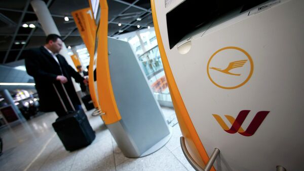 A passenger prints his boarding pass - Sputnik International