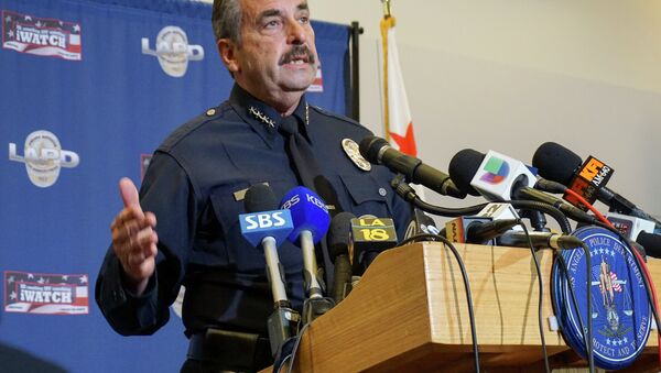 LAPD Chief Charlie Beck believes that the officers, because of their numerous tactical errors, should be kept on the desk. - Sputnik International