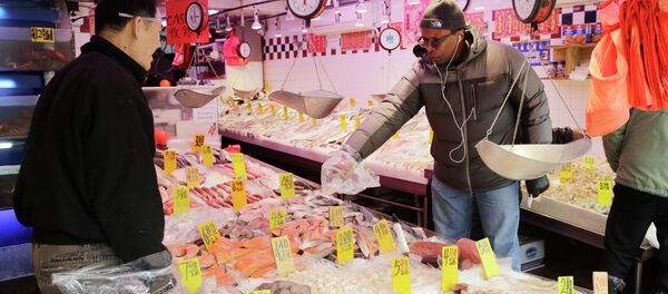 A customer selects seafood at Hung Kee Fish & Meat Food Market in New York. - Sputnik International