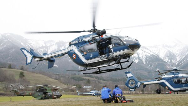 An helicopter takes off at Seyne les Alpes, French Alps - Sputnik International