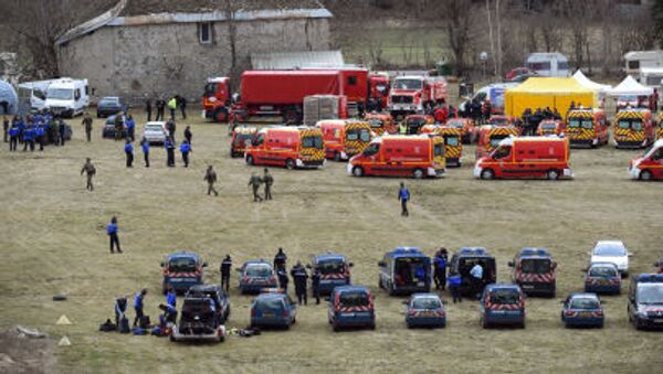 French emergency services workers (back) and members of the French gendarmerie gather in Seyne, south-eastern France, on March 24, 2015 - Sputnik International