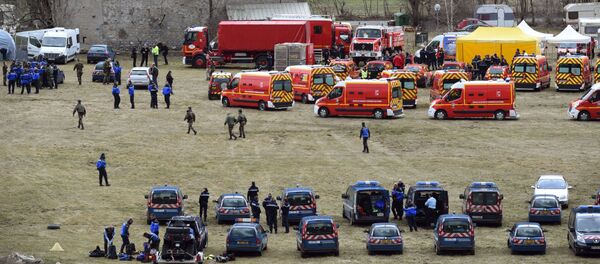 French emergency services workers (back) and members of the French gendarmerie gather in Seyne, south-eastern France, on March 24, 2015 French emergency services workers (back) and members of the French gendarmerie gather in Seyne, south-eastern France, on March 24, 2015 - Sputnik International