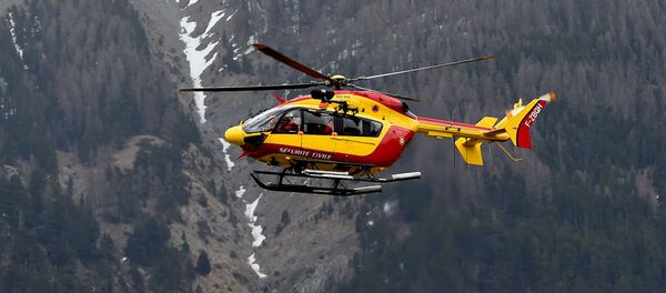 A helicopter of the French civil security services flies near Seyne, south-eastern France, on March 24, 2015, near the site where a Germanwings Airbus A320 crashed in the French Alps. - Sputnik International