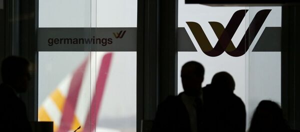 Passengers are silhouetted against a window at the Germanwings check-in desk at Dusseldorf airport March 24, 2015. - Sputnik International