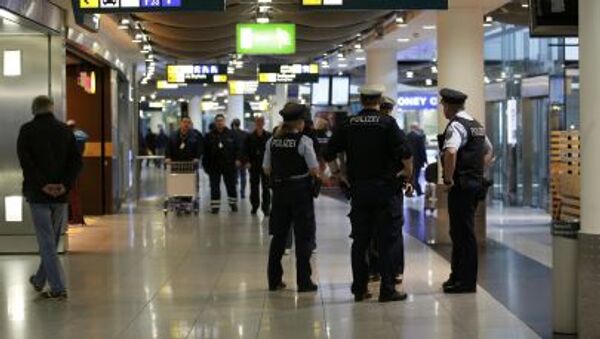 German police officers stand together in the terminal at Duesseldorf airport March 24, 2015. - Sputnik International